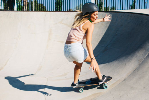 Девушка катается в скейтпарке в Triple8 Sweatsaver Helmet Carbon