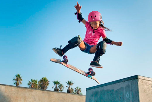 Дівчинка стрибає на скейті в Triple8 Lil 8 Staab Edition-Neon Pink