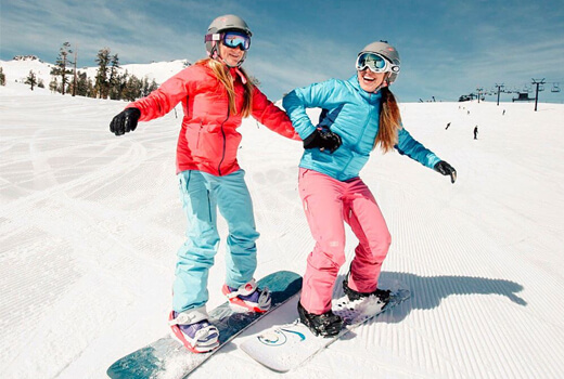 Девушки катаются на сноуборде в Triple8 Undercover Snow Wrist Guards